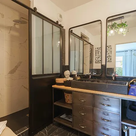 Flat In The Heart Of With A Garden דוביל