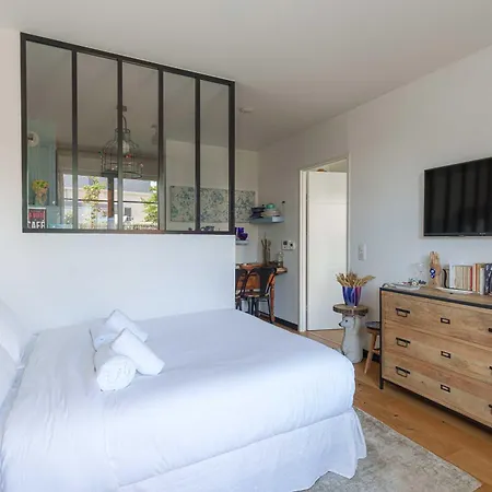 Flat In The Heart Of With A Garden * דוביל
