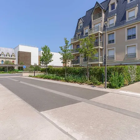 Flat In The Heart Of With A Garden דוביל